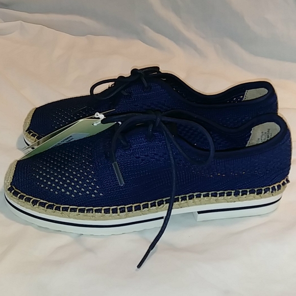 Beautiful NAVY perforated Flats w Lace Up Closure - Picture 3 of 10